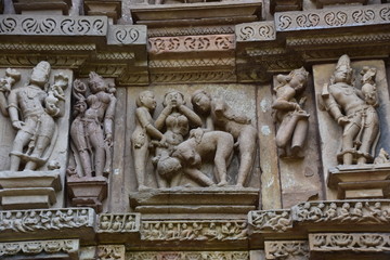 インドのカジュラーホー　世界遺産のカジュラーホー寺院　ヒンドゥー教の物語を表した繊細な彫刻　エロチックな天女像や男女交合像