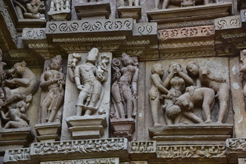 インドのカジュラーホー　世界遺産のカジュラーホー寺院　ヒンドゥー教の物語を表した繊細な彫刻　エロチックな天女像や男女交合像 - obrazy, fototapety, plakaty