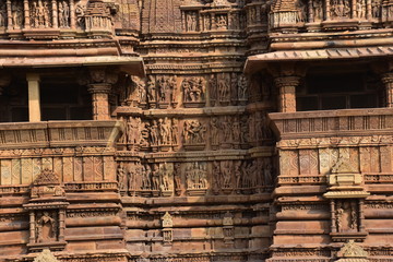 インドのカジュラーホー　世界遺産のカジュラーホー寺院　ヒンドゥー教の物語を表した繊細な彫刻　エロチックな天女像や男女交合像