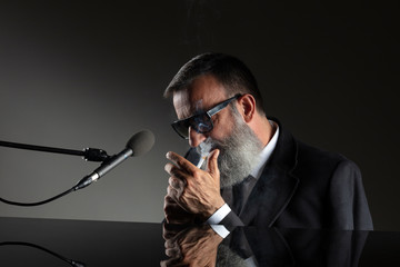 Homme, chanteur piano bar