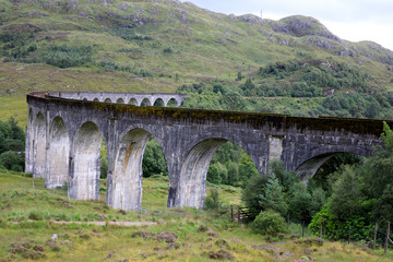 Fototapeta premium Glenfinnan - Skye Island (Szkocja), Wielka Brytania - 15 sierpnia 2018: Wiadukt Glenfinnan, Szkocja, Wielka Brytania