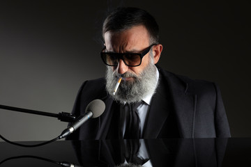 Homme, chanteur piano bar