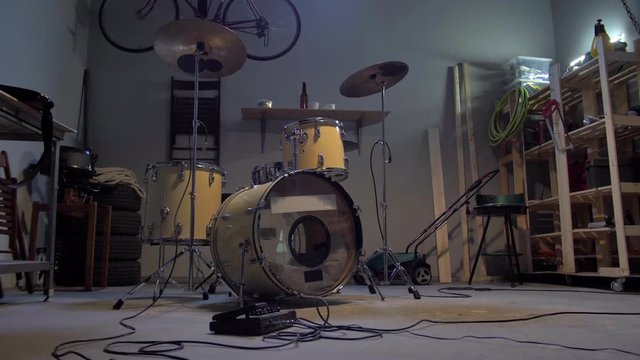 Rehearsal point in a garage with a drum