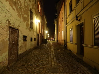 Fototapeta na wymiar stara uliczka w nocy