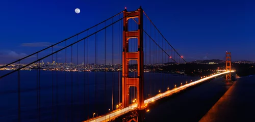 Papier Peint photo Pont du Golden Gate Panorama of Golden Gate Bridge and San Francisco skyline at night with rising moon