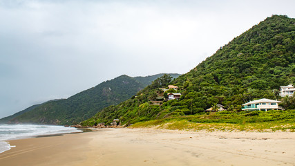 Linda costa verde da Praia dos Açores em Florianópolis, Santa Catarina, Brasil