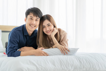 Obraz na płótnie Canvas Man and woman stay on bed