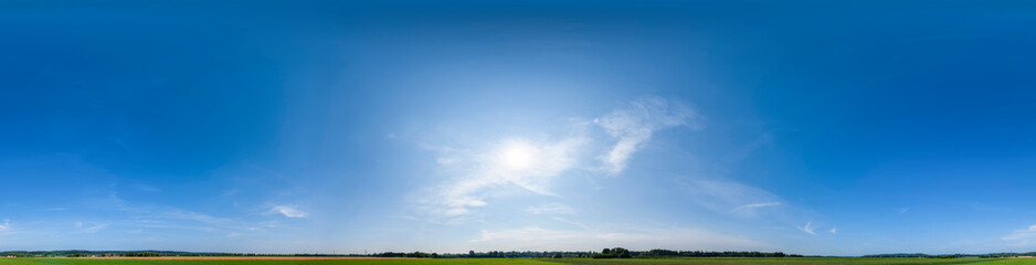 Nahtloses Panorama mit weiß-blauem Himmel in 360-Grad-Ansicht mit schöner Cumulus-Bewölkung zur...