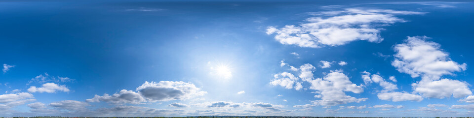 Fototapeta na wymiar Nahtloses Panorama mit weiß-blauem Himmel in 360-Grad-Ansicht mit schöner Cumulus-Bewölkung zur Verwendung in 3D-Grafiken als Himmelskuppel oder zur Nachbearbeitung von Drohnenaufnahmen