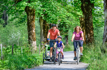 Obraz premium Familien-Radtour ins Trettachtal bei Oberstdorf