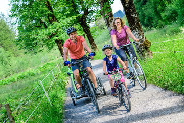 Fototapeta na wymiar Familien-Radtour ins Trettachtal bei Oberstdorf