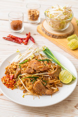 stir-fried rice noodles with pork