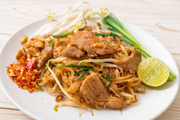 stir-fried rice noodles with pork