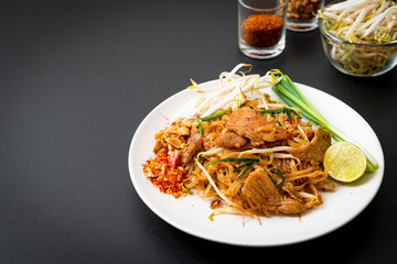 stir-fried rice noodles with pork