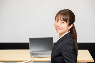 スーツ姿の女性