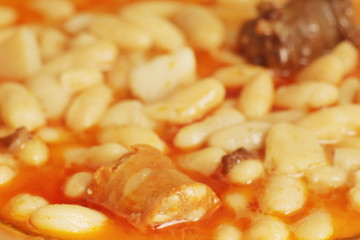 fabada asturiana con chorizo y morcilla  lleno de salsa, sabroso, rico, jugoso, apetitoso, comida caliente, stew, hot  meal,  bokeh, 