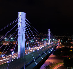 Fototapeta na wymiar Puente urbano iluminado de noche arquitectura moderna