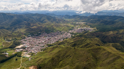 Fototapeta premium Valle entre las montañas Amalfi antioquia