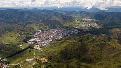 Fototapeta premium Valle entre las montañas Amalfi antioquia