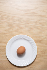 갈색 나무 테이블 위의 신선한 계란