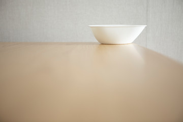 나무 테이블 위의 흰 그릇
