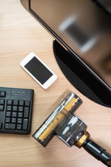 사무실 책상 위에 모니터, 자판기, 스마트폰