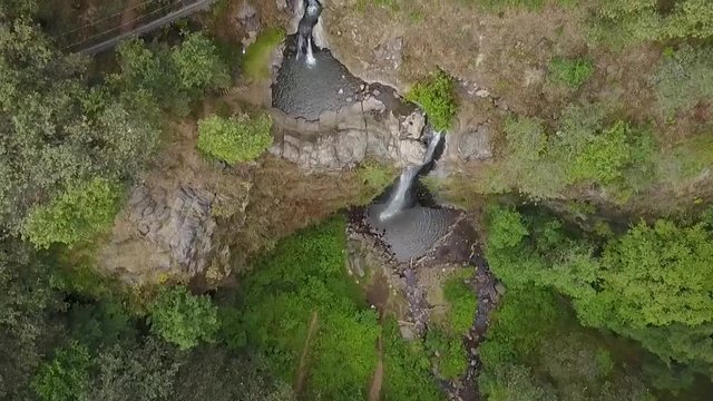 Vista aerea de una cascada doble en Amanalco, Estado de M&eacute;xico