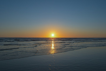 Obraz na płótnie Canvas Tide pod and Sunset