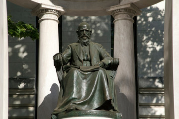 Memorial statue of William Cullen Bryant in NYC park - 334654522