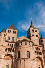 Fototapeta premium Trier, Dom, St. Peter, Liebfrauenkirche, Kirche, Altstadt, Stadt, Altstadthäuser, Mosel, Fluss, Stadtrundgang, Römerzeit, Rheinland-Pfalz, Flussschifffahrt, Deutschland