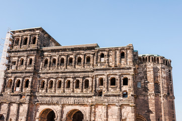 Obraz premium Trier, Porta Nigra, Altstadt, Altstadthäuser, Stadt, Römerzeit, Stadtrundgang, Mosel, Fluss, Rheinland-Pfalz, Sommer, Deutschland