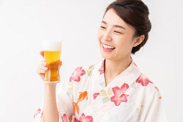 浴衣を着た女性　ビール