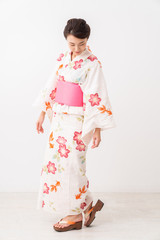 浴衣を着た女性　全身