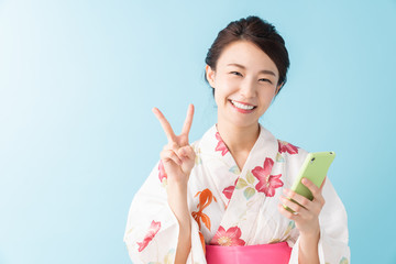 浴衣を着た女性　スマホ