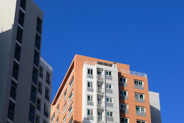 파란 하늘과 아파트가 보이는 아름다운 풍경