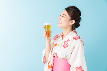 浴衣を着た女性　ビール