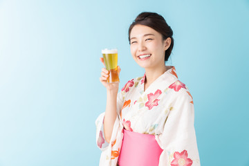 浴衣を着た女性　ビール