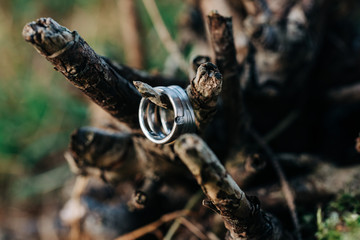 Ehe- und Verlobungsring aus Silber mit Diamant
