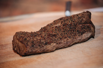 Gegrilltes Steak auf Holzbrett