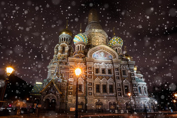 Obraz premium 雪の日の血の上の救世主教会,