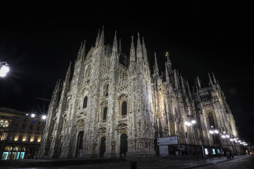 ミラノのドゥオーモのライトアップ　夜景