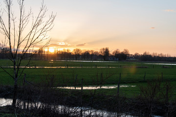 Abendstimmung und Dämmerung im Elsebruch, ein Flusstal, Niederung in Bünde einer Stadt in...