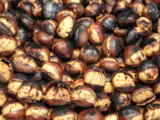Dolci castagne arrostite in autunno