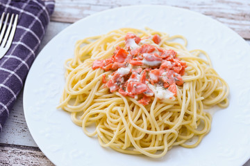 assiette de spaghetti au saumon fumé et à la crème fraîche