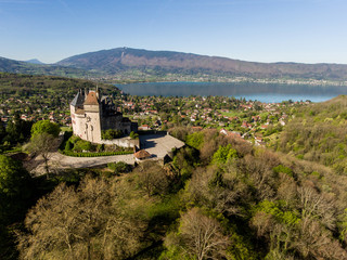 Fototapeta na wymiar Le Château de Menthon-Saint-Bernard vue par drone