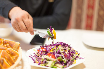 Obraz na płótnie Canvas man eating coleslaw in a restaurant