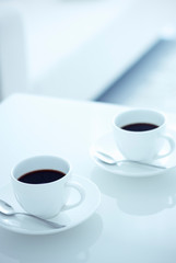 Fototapeta na wymiar テーブルに置かれたコーヒーカップ