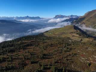 Photographie aérienne des alpes française en automne 