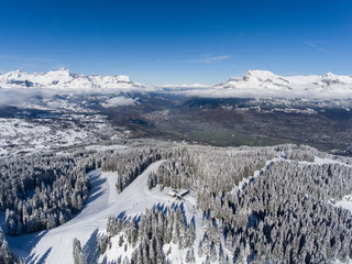 Photographie aérienne de la station de ski de Saint Gervais Mont Blanc sous la neige 