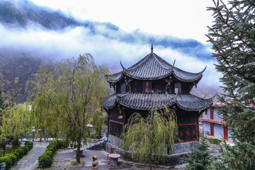 Obraz premium chinese pavilion in the park